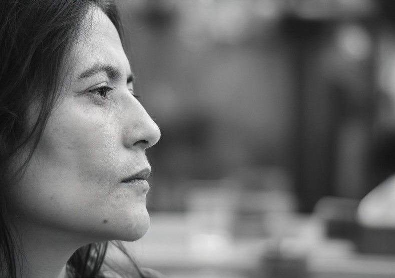 Portrait en noir et blanc de Chérazad AARAB, dirigeante d'Agence BC
