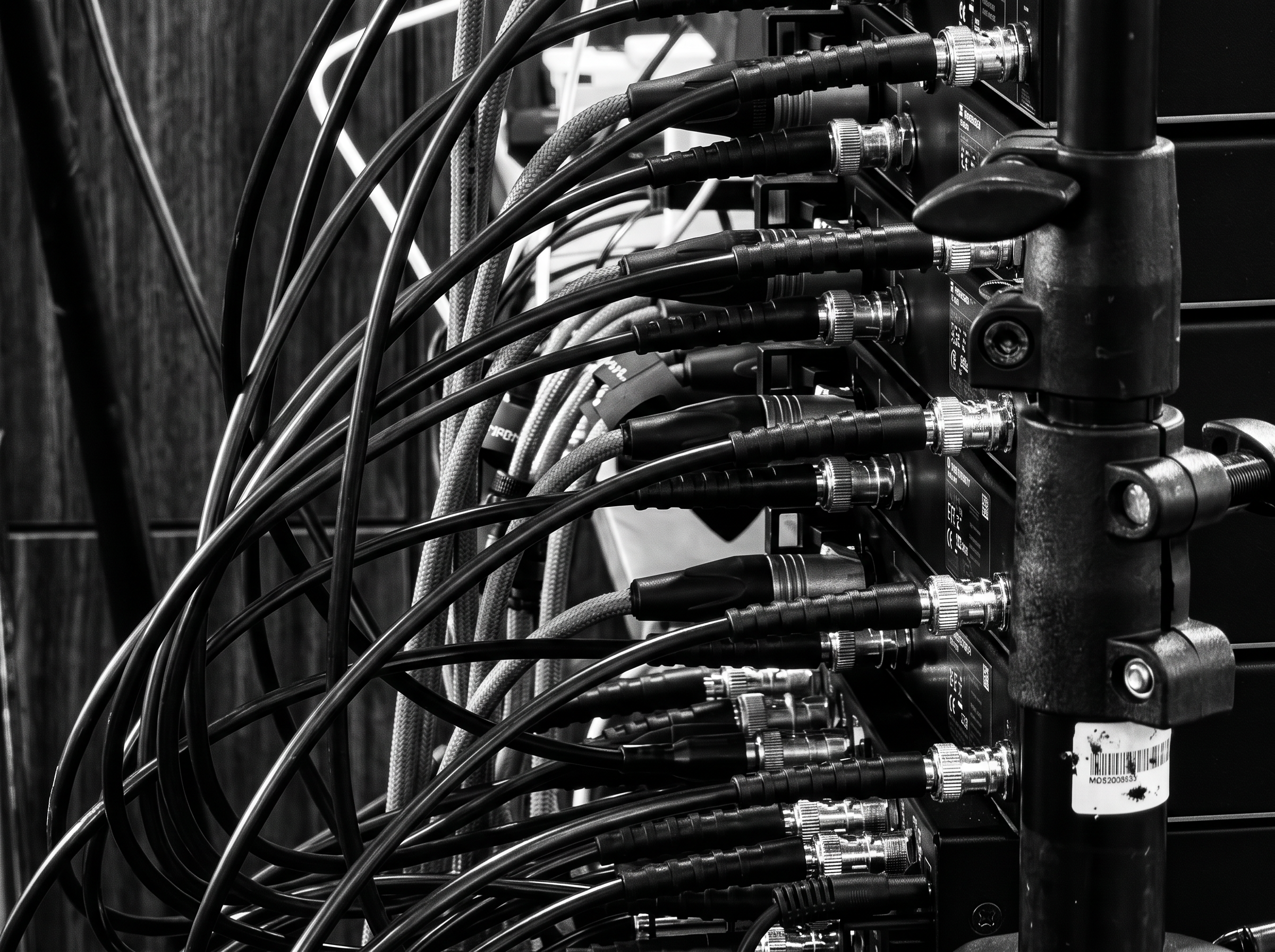 Détail technique : câblage BNC professionnel en arrière de régie